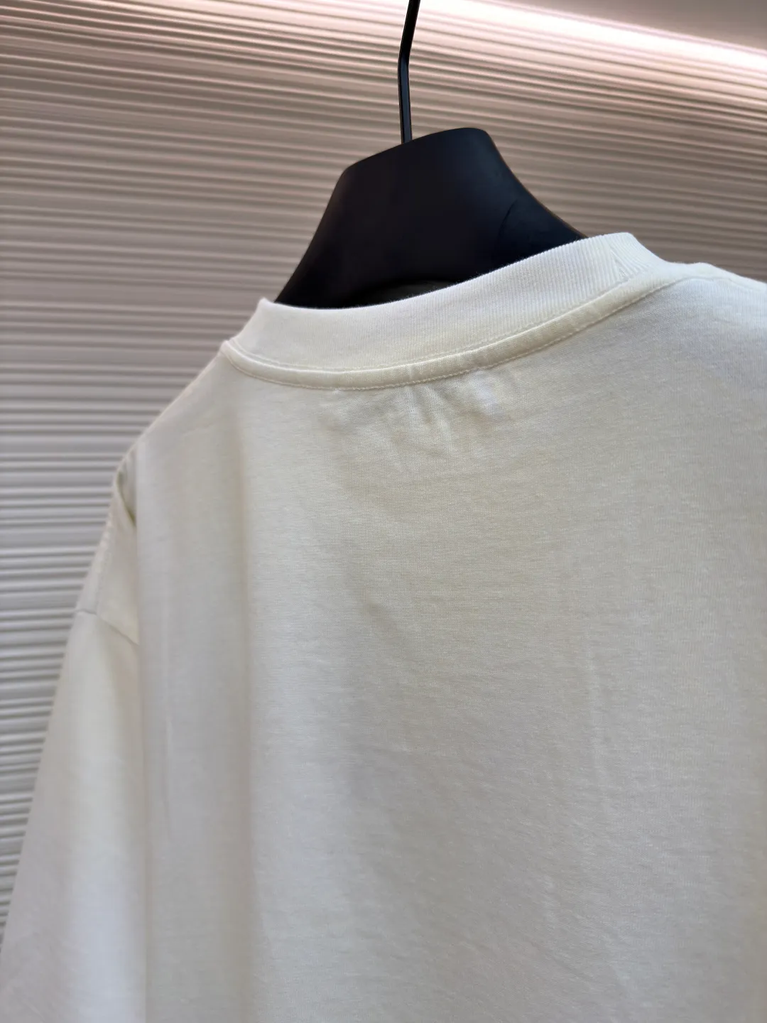 Acne Studios old logo fake two-piece long sleeves ●Original version: purchased and developed for 5500 ●Item number: 1681410-A65 ●Fabric: plain cotton fabric ●Technology: Glue printing production ●Color: white ●Version: fitted version ●Weight: about 400 grams ●Size: S-M-L-XL ●Description: Customized elegant cotton double-ply soft plain weave fabric and plaid moire memory plain weave cotton, soft and delicate, comfortable and close to the skin A hint of calmness and restraint in gray-toned green exudes a quiet and deep beauty. The ACNE GYM logo on the body is outlined with powerful white lines. For Everyone is simple but contains profound meaning. The old-fashioned effect that is inadvertently smudged meets the carrier of retro sentiment. It makes a stunning appearance in a fake two-piece version. It cleverly simulates the layering effect and is full of fashionable tension. Make every outfit a fashionable feast, using imported machine appliqué technology. Use advanced computer control systems and precision mechanical components to implement ACNE GYM appliqué operations. Present an embroidery effect with both clarity and three-dimensionality, using glue printing. The printing has been modified three times with film screens. Use glue liquid paint to print the pattern on the fabric. Bake the fabric to fix the printing pattern, and use the gradient old-fashioned spray process. Spray dyes of different colors on the surface of the fabric. Realize that clothes can show rich color changes under different lights and increase visual layering. The overall wiring is straight and delicate, the fabric is comfortable and soft, and the color is consistent without color difference. It can be matched with the same style to create a fashionable look and control various occasions. Customized accessories, complete with three standards, same style for men and women!